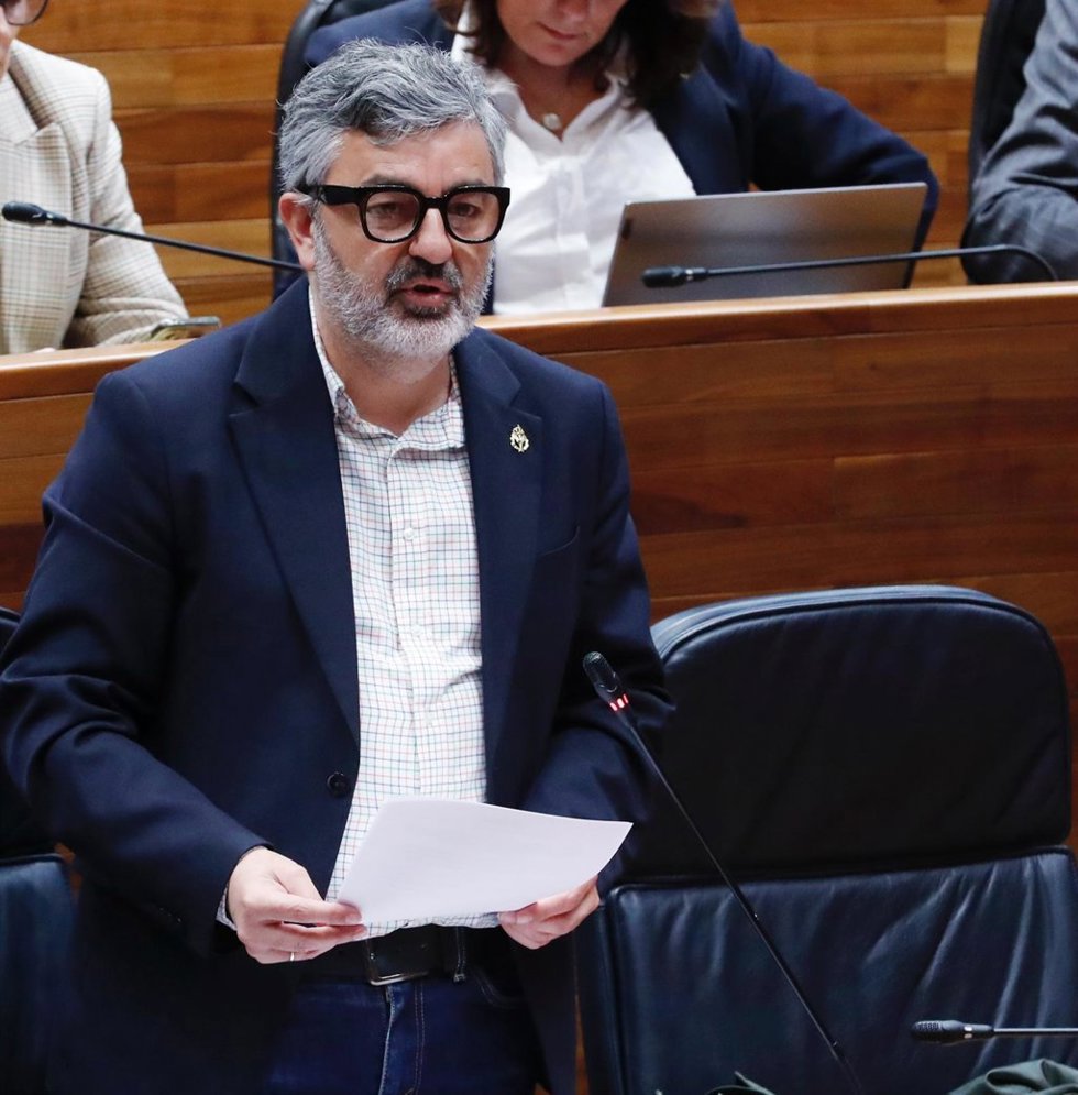 El consejero de Movilidad, Medio Ambiente y Gestión de Emergencias, Alejandro Calvo, en el Pleno de la Junta.