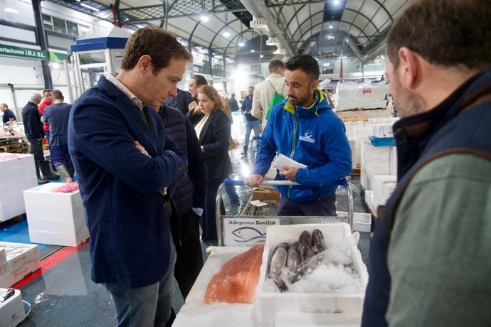 El candidato número uno de Vox por Sevilla a las elecciones andaluzas, Javier Cortés, en una visita a Mercasevilla