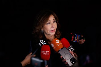 La periodista Ana Rosa Quintana atiende a los medios de comunicación a su llegada a la celebración del 10º aniversario de OKDIARIO, en la plaza de toros de Las Ventas, a 6 de noviembre de 2025, en Madrid (España).