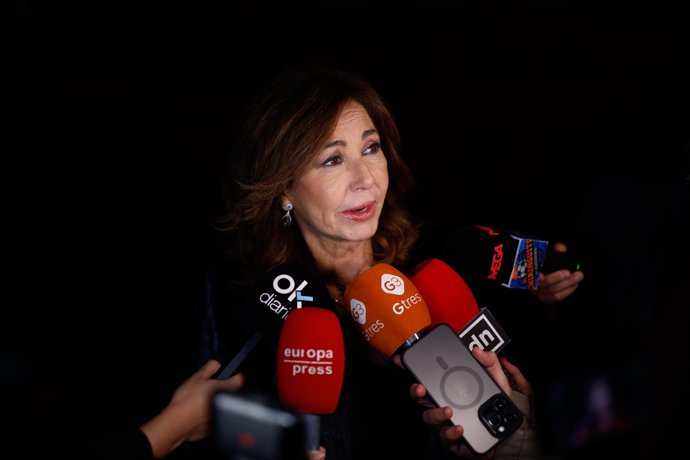 La periodista Ana Rosa Quintana atiende a los medios de comunicación a su llegada a la celebración del 10º aniversario de OKDIARIO, en la plaza de toros de Las Ventas, a 6 de noviembre de 2025, en Madrid (España).