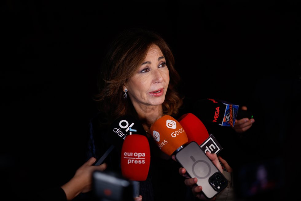 La periodista Ana Rosa Quintana atiende a los medios de comunicación a su llegada a la celebración del 10º aniversario de OKDIARIO, en la plaza de toros de Las Ventas, a 6 de noviembre de 2025, en Madrid (España).