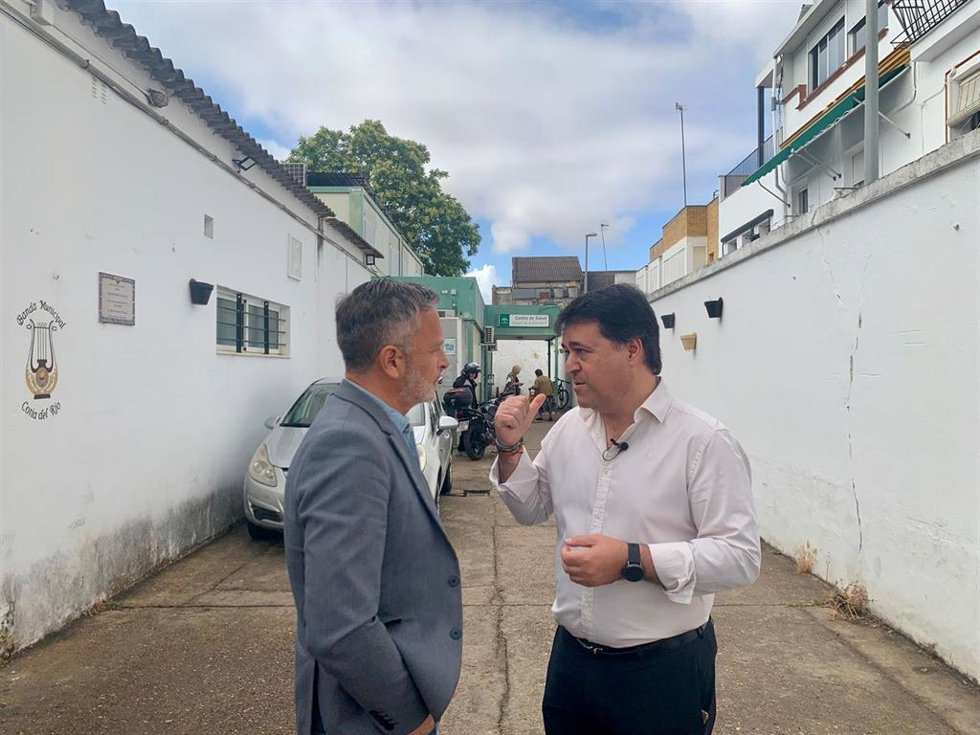 El número dos de la candidatura del PSOE de Sevilla al Parlamento, Rafael Recio, en su visita a la localidad hispalense de Coria del Río.