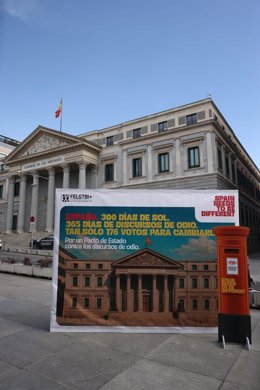 Pancarta instalada frente al Congreso para exigir un pacto de Estado contra discursos odio.