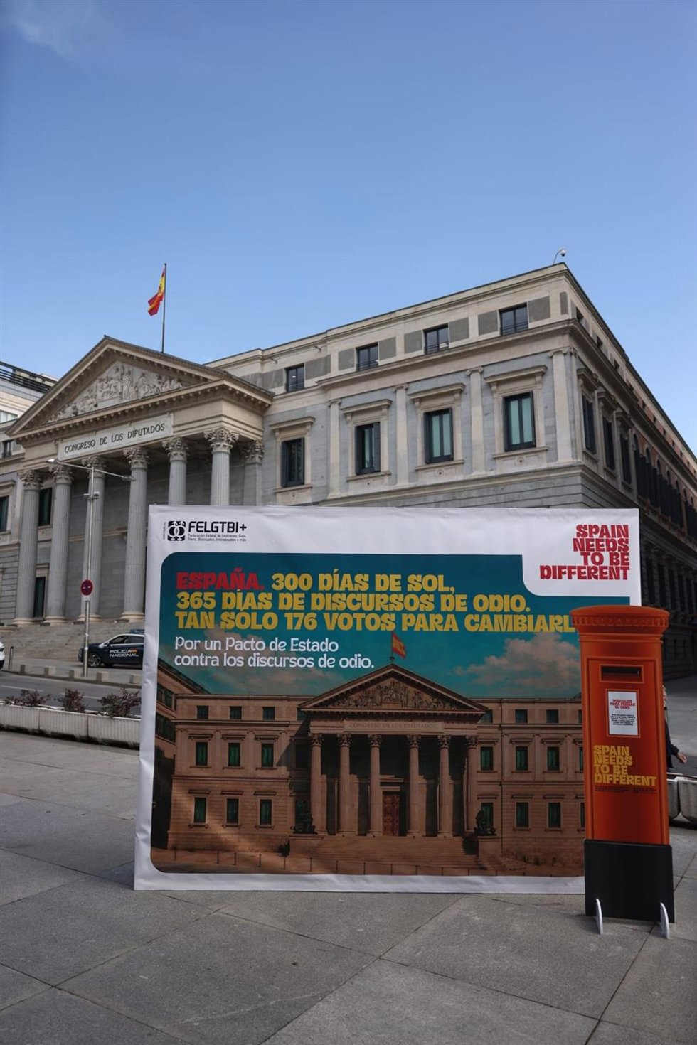 Pancarta instalada frente al Congreso para exigir un pacto de Estado contra discursos odio.