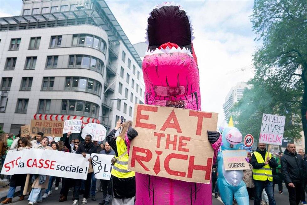 Manifestantes protestan contra la subida de los precios de la energía y contra las reformas sociales del Gobierno federal belga, en la protesta convocada por los tres sindicatos nacionales.