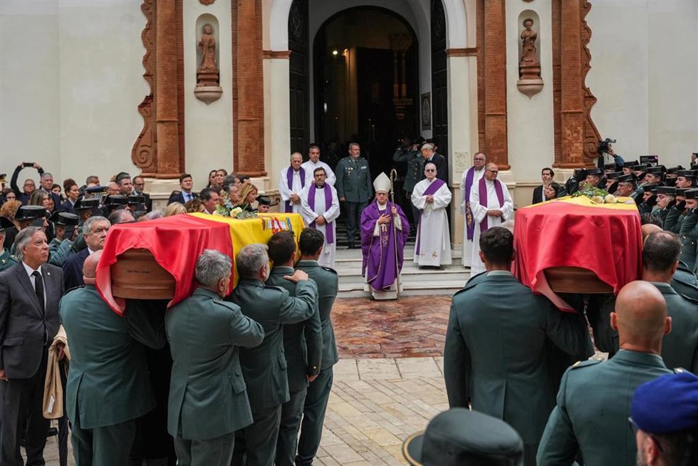 Los féretros de los dos agentes fallecidos en el funeral celebrado en la Parroquia de la Purísima Concepción de la capital onubense el pasado sábado.