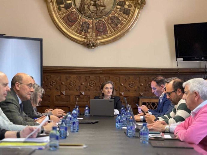 Comisión de Turismo presidida por la diputada Elia Jiménez.