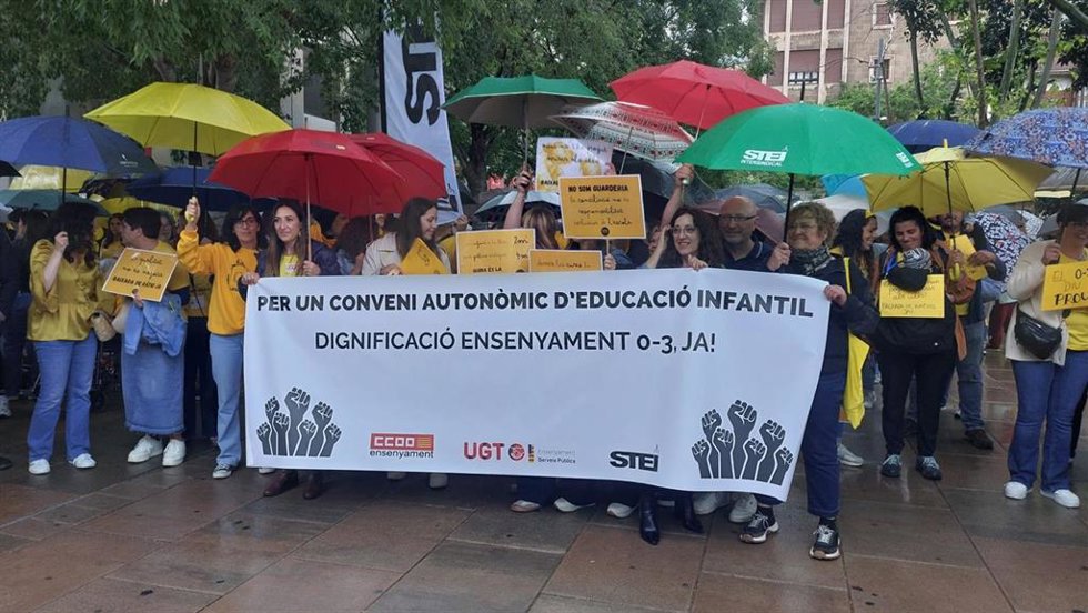 Concentración de las educadoras de las 'escoletes' por la jornada de huelga general en el sector.