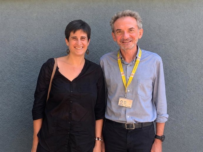 Los investigadores Raquel Ruiz y Carlos María Alcover.