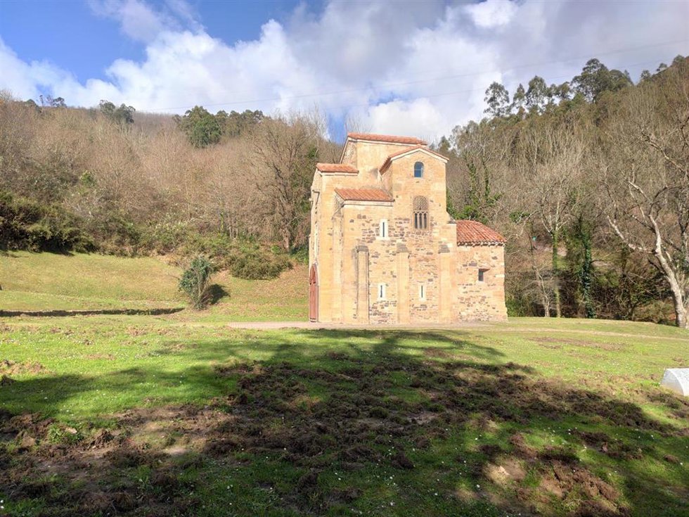 Archivo - Entorno del monumento Prerrománico de San Miguel de Lillo, en Oviedo