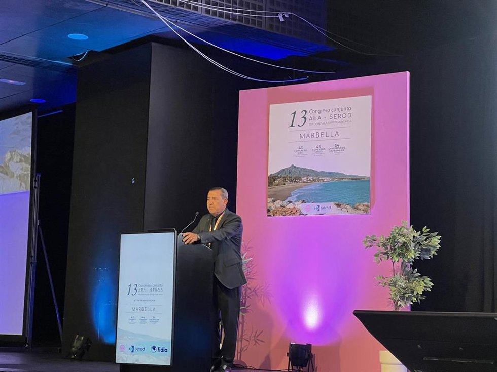 El Dr. Díaz Samada, jefe del servicio de Traumatología de HM Hospitales en Málaga y presidente del Congreso Conjunto de la Asociación Española de Artroscopia (AEA) y la Sociedad Española de Rodilla (SEROD).