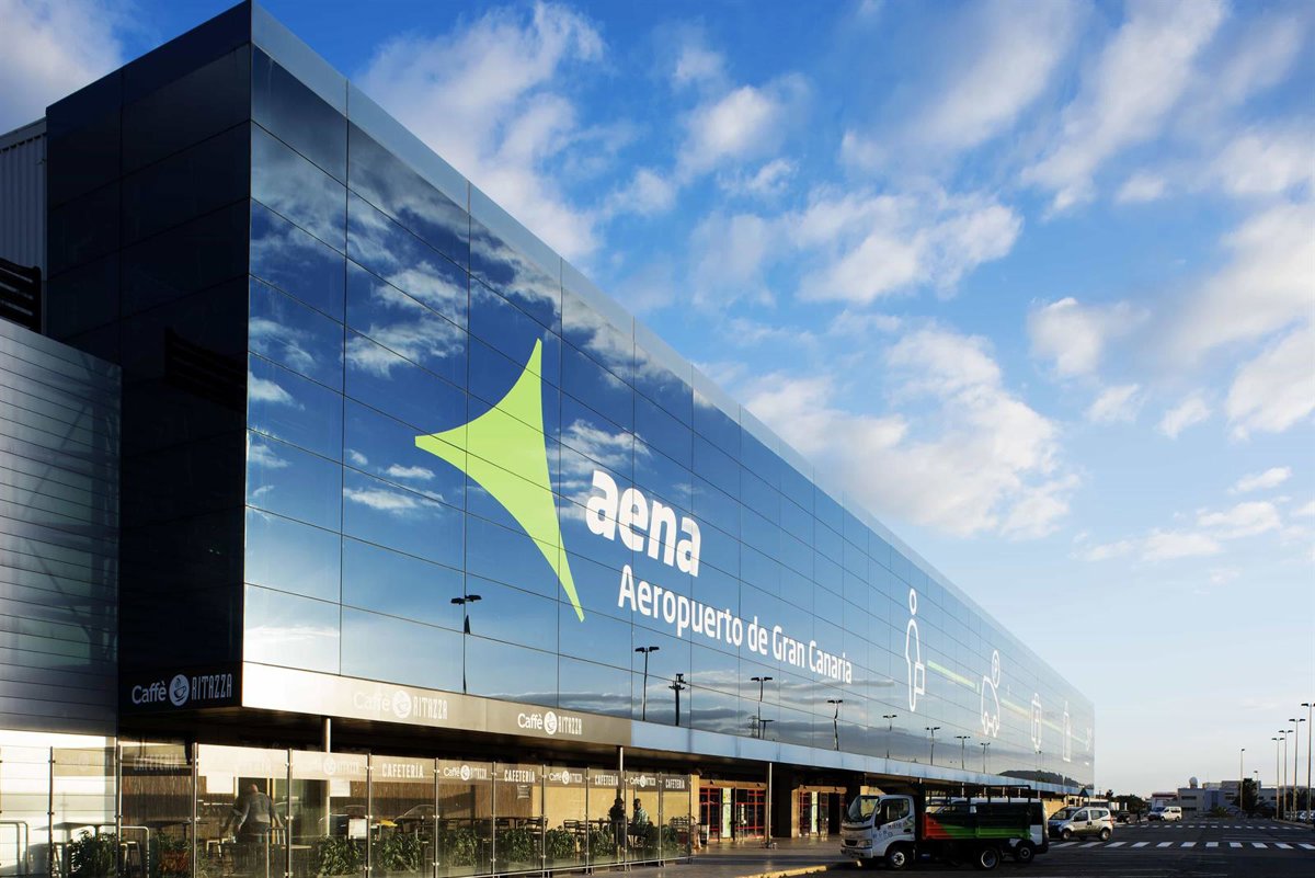 Los aeropuertos de Aena en Canarias registran 18,58 millones de pasajeros hasta abril, un 0,8% menos