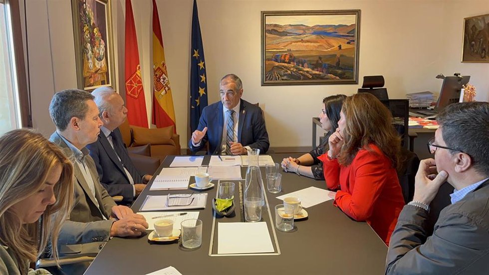 Momento de la reunión mantenida hoy entre el consejero de Cohesión Territorial, Óscar Chivite, y la alcaldesa del Valle de Egüés, Xuriñe Peñas.