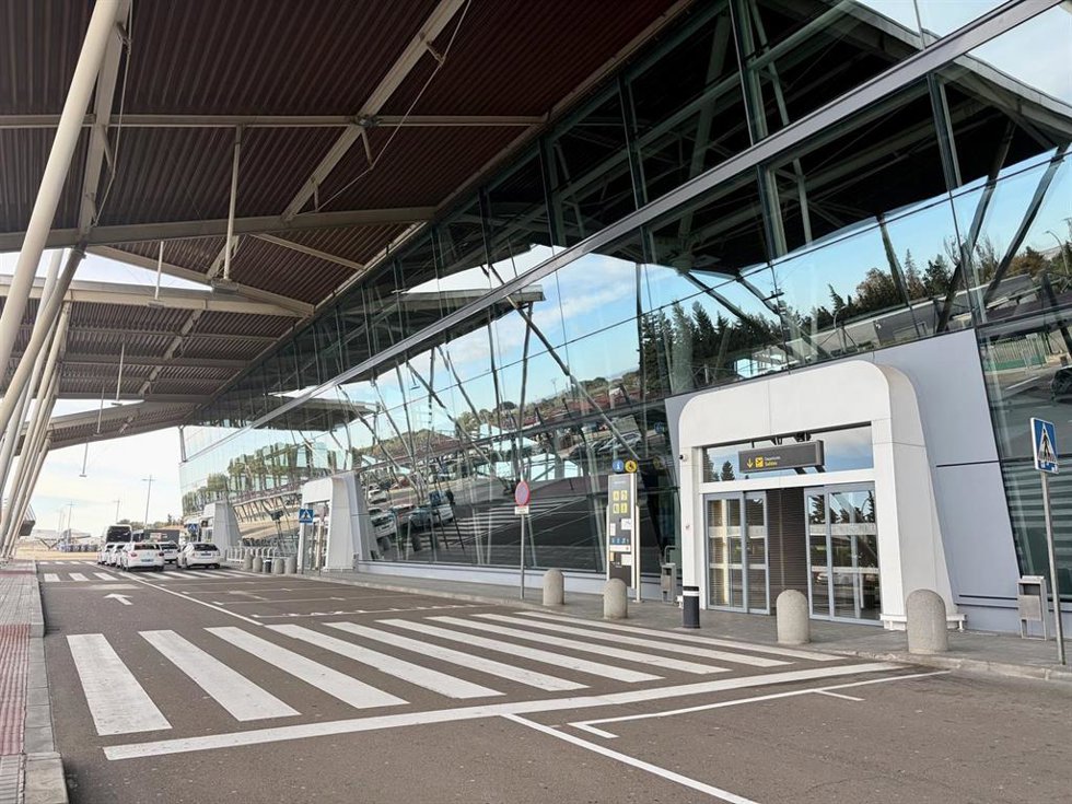 Archivo - El Aeropuerto de Zaragoza supera las 17.700 toneladas de mercancia en abril.