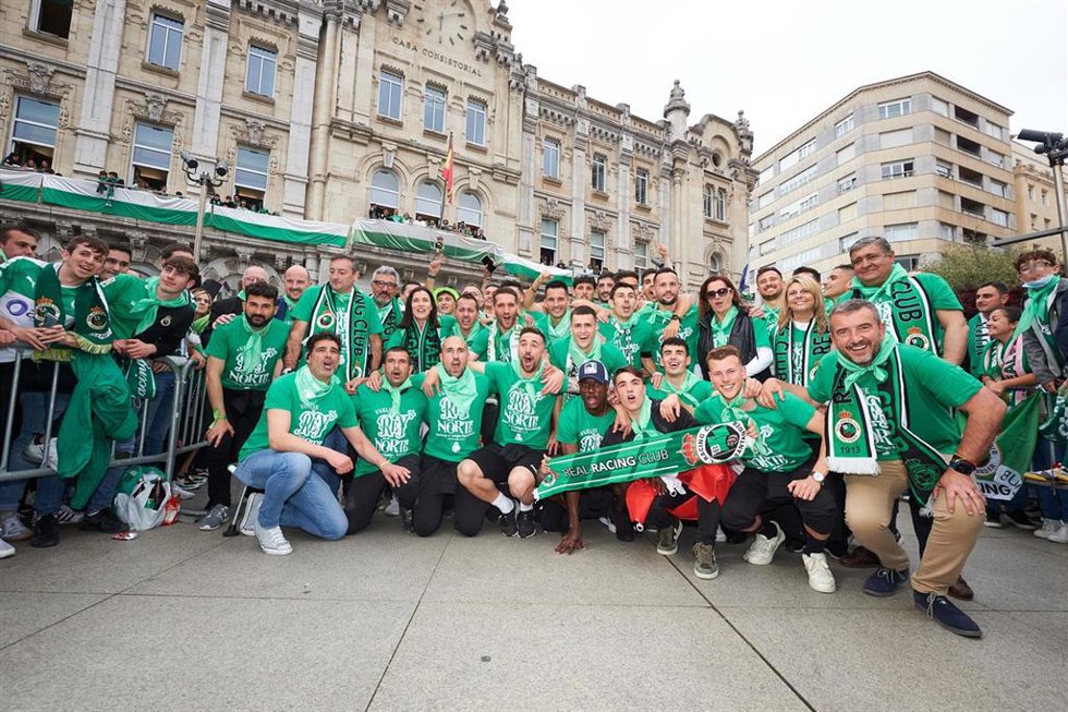 Archivo - La alcaldesa de Santander, Gema Igual, junto a los integrantes del Real Racing Club, en la celebración del último ascenso a Segunda, en 2022.