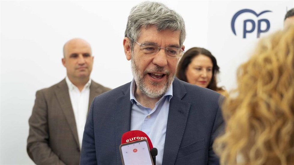 El vicesecretario de Economía del PP, Alberto Nadal (c) atiende a los medios de comunicación.