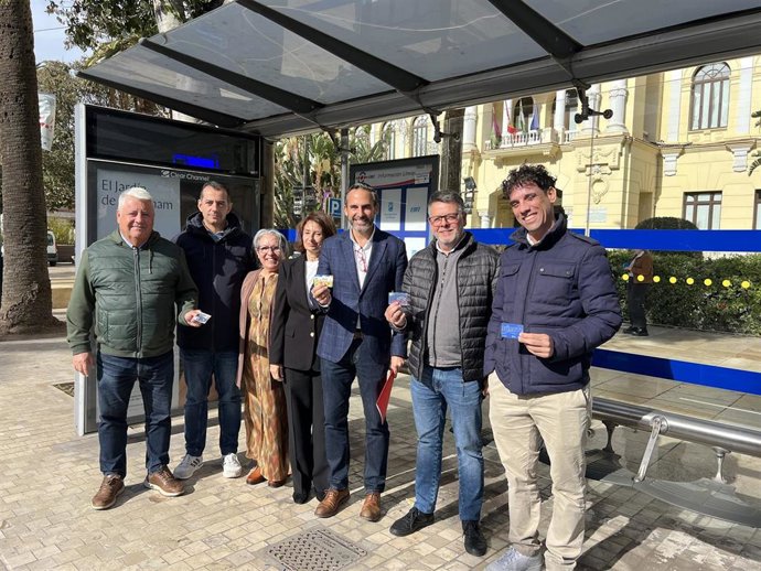 El portavoz del grupo municipal del PSOE, Daniel Pérez, y ediles socialistas en una parada de autobús.