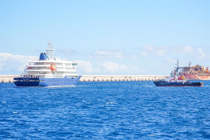 Vista del crucero MV Hondius atracado en el puerto de Granadilla antes de poner rumbo a Países Bajos, a 11 de mayo de 2026, en Granadilla de Abona, Tenerife, Islas Canarias (España). 