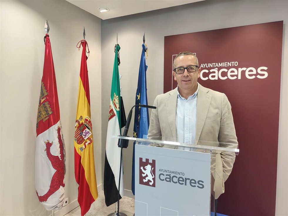 El concejal de Recursos Humanos y Empresa del Ayuntamiento de Cáceres, Emilio Borrega, en una rueda de prensa