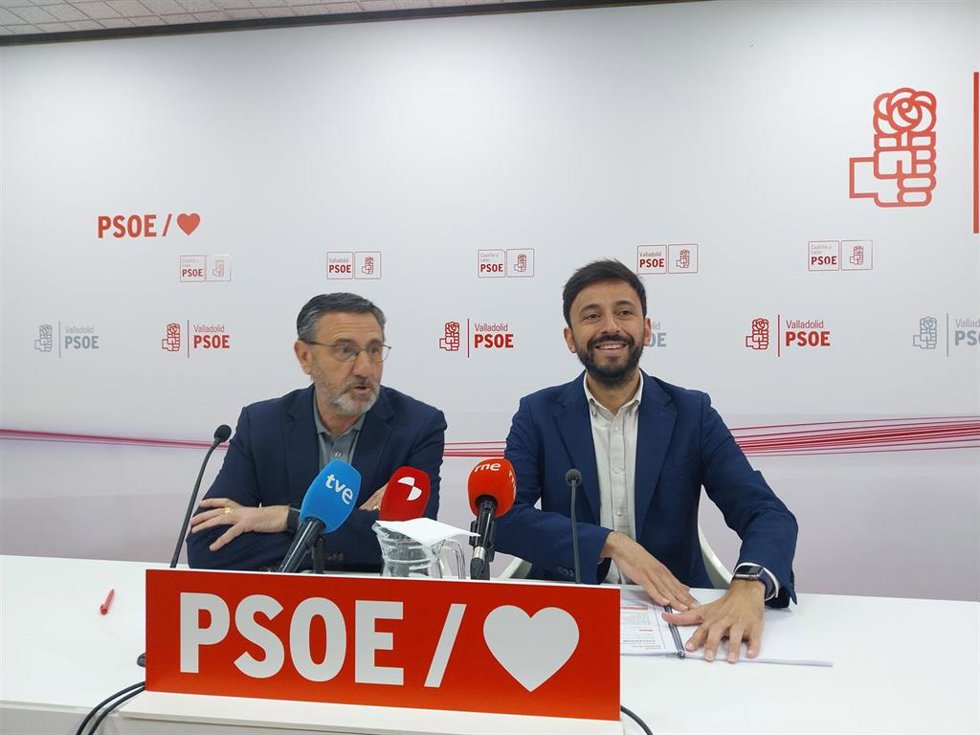 El secretario de Organización del PSOE en Valladolid, Francisco Ferreira, junto al secretario de Política Municipal del PSCL,  Fran Díaz,  antes de la reunión celebrada este martes para preparar las municipales