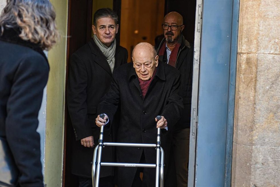 Archivo - El expresidente de la Generalitat, Jordi Pujol (d), acompañado de su hijo Oriol Pujol (i) durante el funeral del empresario Carles Vilarrubí.