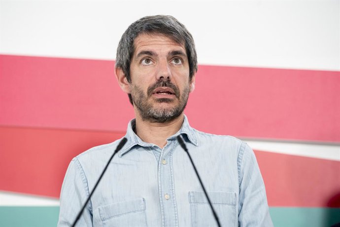 El ministro de Cultura, Ernest Urtasun, durante una rueda de prensa ofrecida por el espacio político configurado por Movimiento Sumar, Comuns, Más Madrid e Izquierda Unida, en el Espacio Ecooo, a 4 de mayo de 2026, en Madrid (España).