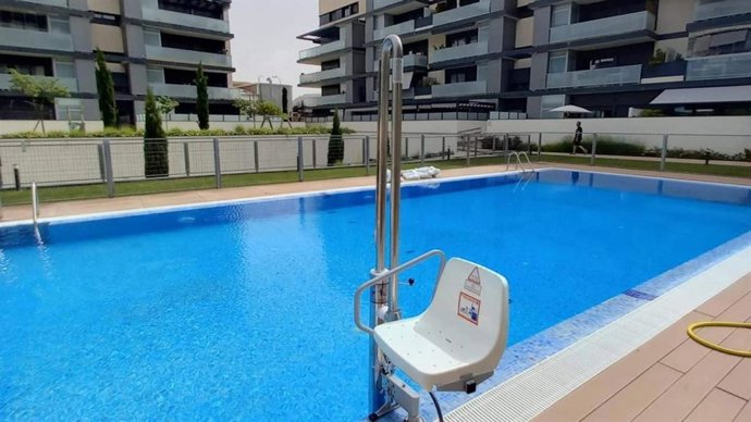 Grúas de piscina en Madrid, una solución clave ante la falta de accesibilidad en verano