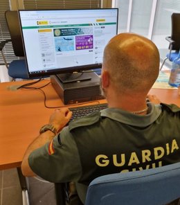Archivo - Agente de la Guardia Civil de Huelva.