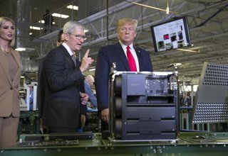 Archivo - 20 November 2019, US, Austin: Apple CEO Tim Cook (C) speaks with US President Donald Trump (R) during a tour at the Flextronics computer manufacturing facility where Apple MacPro computers are assembled. Photo: Jay Janner/Pool/ZUMA Wire/dpa