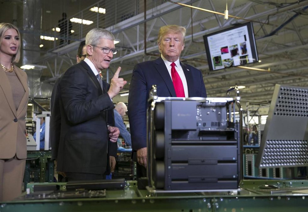 Archivo - 20 November 2019, US, Austin: Apple CEO Tim Cook (C) speaks with US President Donald Trump (R) during a tour at the Flextronics computer manufacturing facility where Apple MacPro computers are assembled. Photo: Jay Janner/Pool/ZUMA Wire/dpa