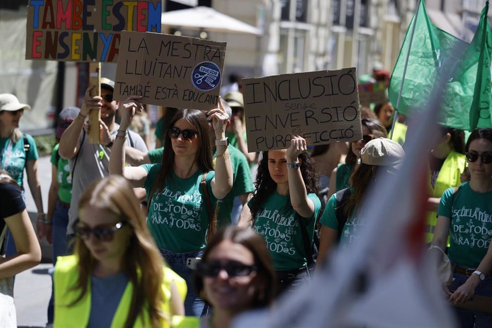 Profesores de la educación pública no universitaria durante una manifestación, a 11 de mayo de 2026, en Valencia, Comunidad Valenciana (España).