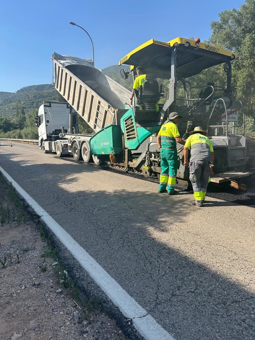 Trabajos de reposición de firme en una vía autonómica en la provincia de Jaén.
