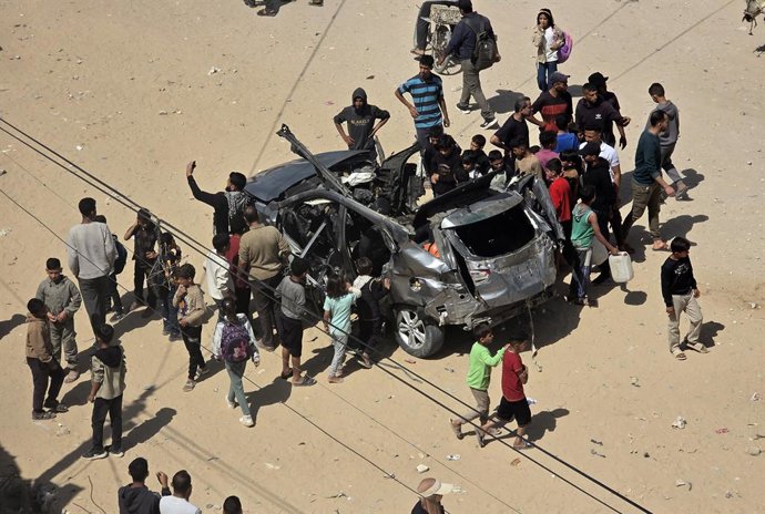 10 de maio de 2026, Khan Yunis, Faixa de Gaza, Território Palestino: Palestinos inspecionam o local de um ataque israelense que teve como alvo um veículo em Khan Yunis, no sul da Faixa de Gaza, em 10 de maio de 2026. De acordo com fontes locais, o ataque 