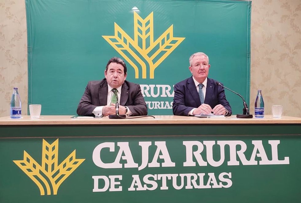 El presidente de Caja Rural de Asturias, Fernando Martínez y el director de Caja Rural de Asturias, Antonio Romero, presentan en rueda de prensa los resultados de 2025.