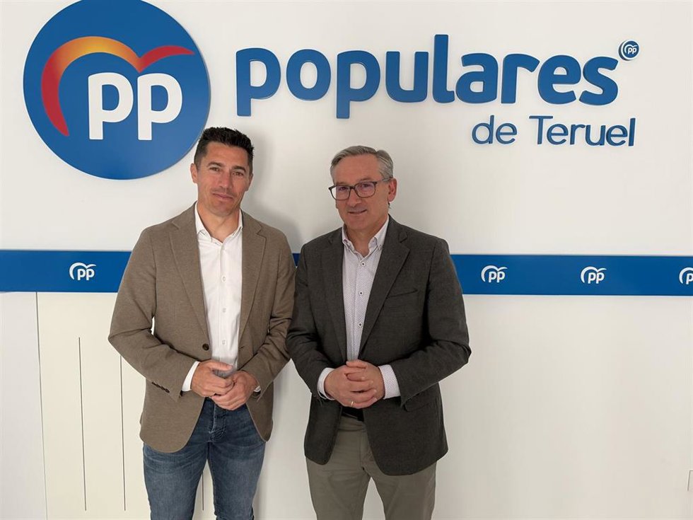 El presidente provincial del PP Teruel, Joaquín Juste, y el concejal de este partido en el Ayuntamiento de la capital, Carlos Méndez.