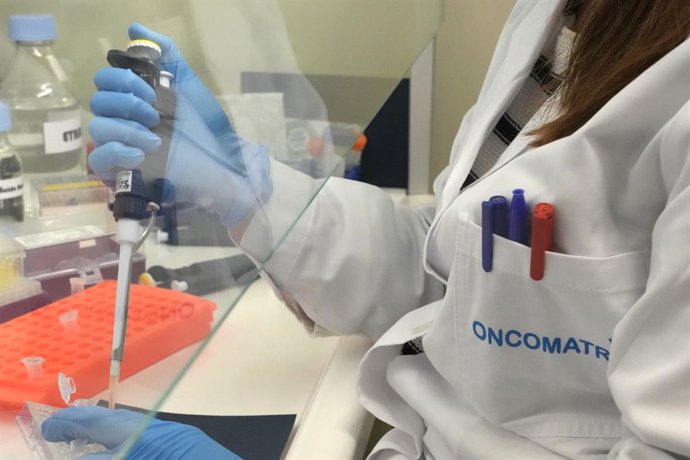 Archivo - Una científica introduce líquido en una probeta, en el laboratorio del Parque Tecnológico de Zamudio de Bilbao, a 23 de mayo de 2022, en Zamudio, Vizcaya, País Vasco (España). La empresa biofarmaceútica vasca Oncomatryx ha conseguido la autoriza