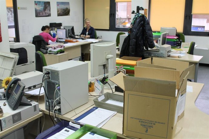 Archivo - Personas trabajando con ordenadores en una oficina.