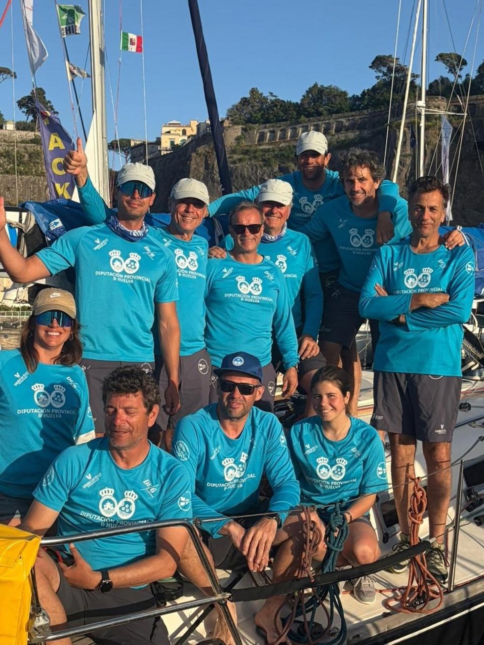 Tripulación del  barco onubense 'Diputación de Huelva-De6' .