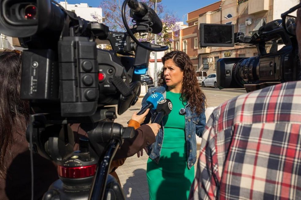 La candidata número uno de Por Andalucía en Almería al Parlamento andaluz, María Jesús Amate, atiende a los medios.