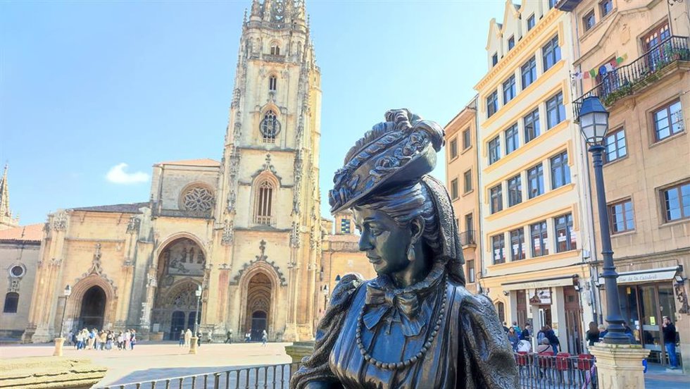 Archivo - La Regenta, de Leopoldo Alas 'Clarín', con la Catedral de Oviedo de fondo.
