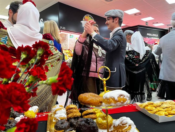 Chulapos bailan chotis en el Mercado de Tetuán