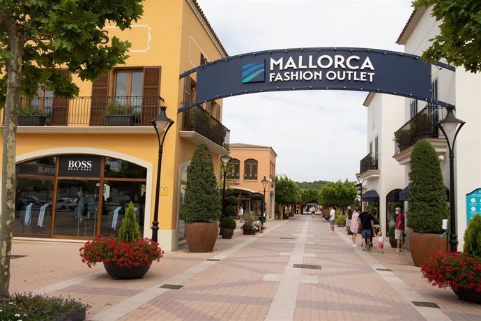Archivo - Tiendas en el centro comercial Mallorca Fashion Outlet.