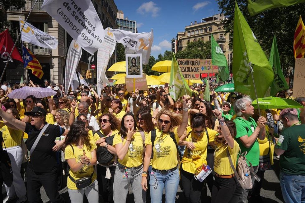 Docentes en la manifestación de este martes en la Via Laietana de Barcelona