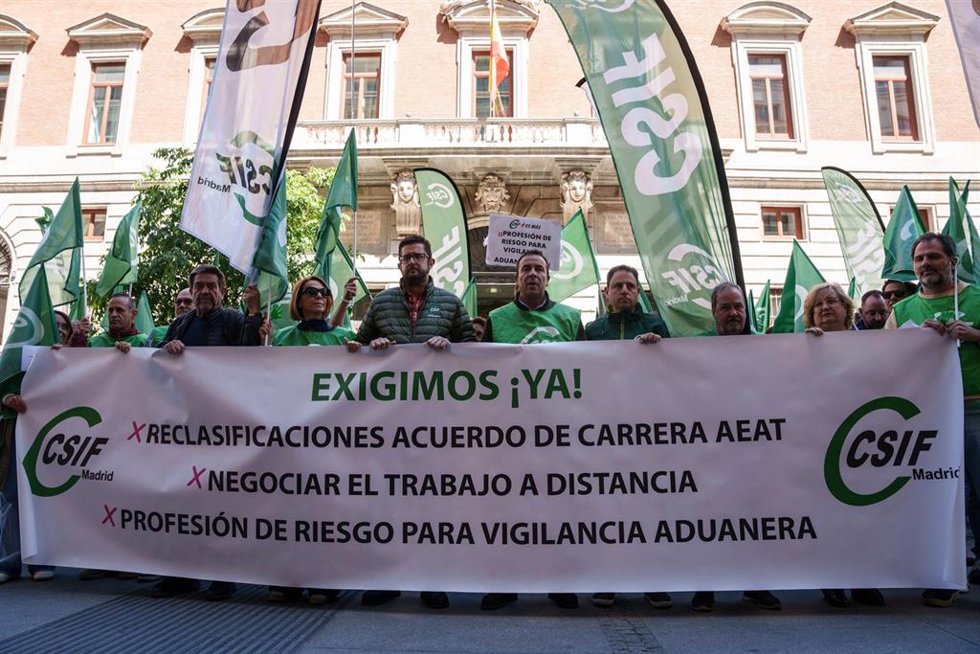 Varias personas durante una concentración de delegados de AEAT por la mejora de sus condiciones laborales