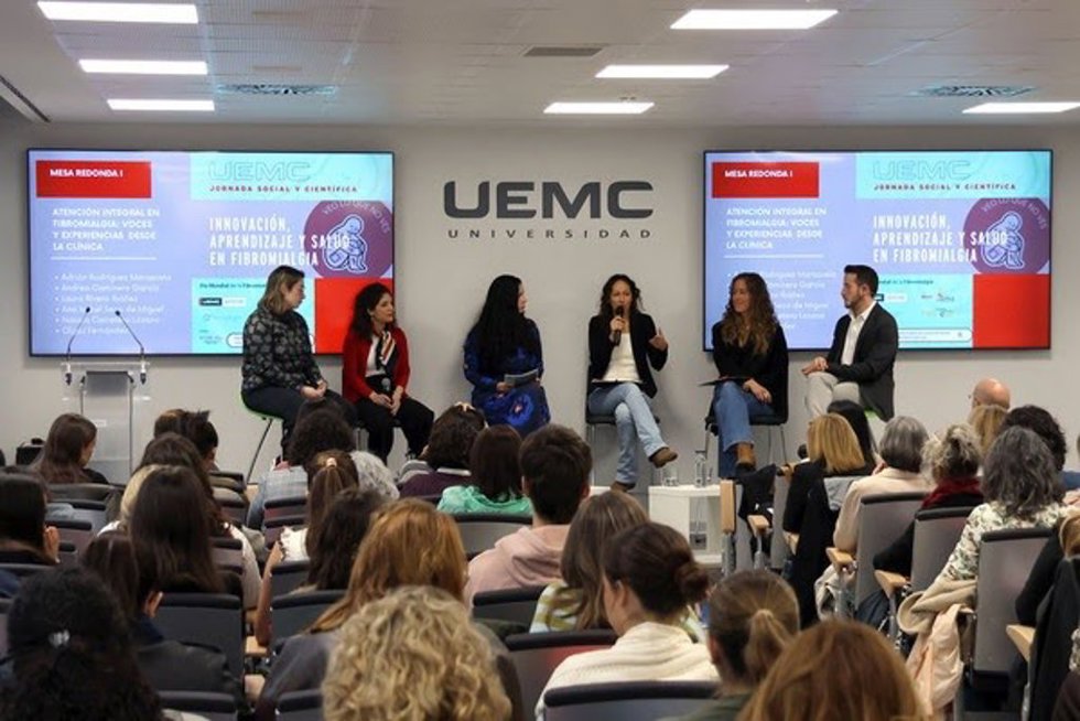 Mesa redonda “Atención integral en fibromialgia: voces y experiencias desde la clínica