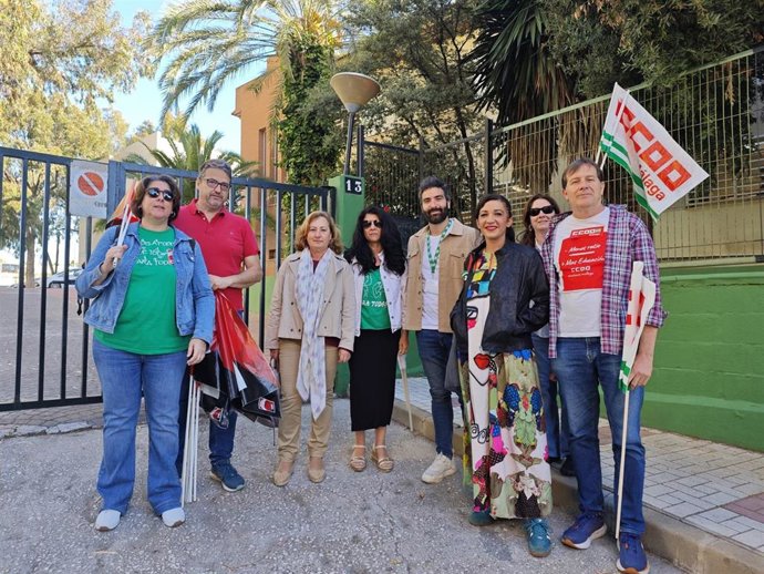 La candidata de Por Andalucía, Micaela Jiménez, y la coordinadora provincial de IU y concejala de Con Málaga en el Ayuntamiento de la capital, Toni Morillas, junto a madres, padres, docentes y representantes sociales ante el CEIP Neill.
