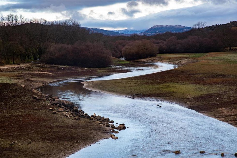 Archivo - Solsticio de invierno en el embalse de Santillana, a 21 de diciembre de 2025, en Manzanares el Real, Madrid (España).