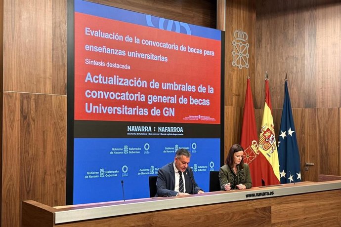 El consejero de Universidad, Innovación y Transformación Digital, Juan Luis García y la directora general de Universidad, Eva Perujuániz, durante la rueda de prensa.