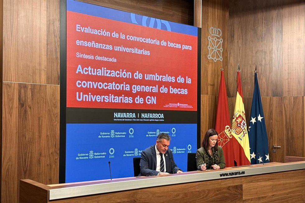 El consejero de Universidad, Innovación y Transformación Digital, Juan Luis García y la directora general de Universidad, Eva Perujuániz, durante la rueda de prensa.