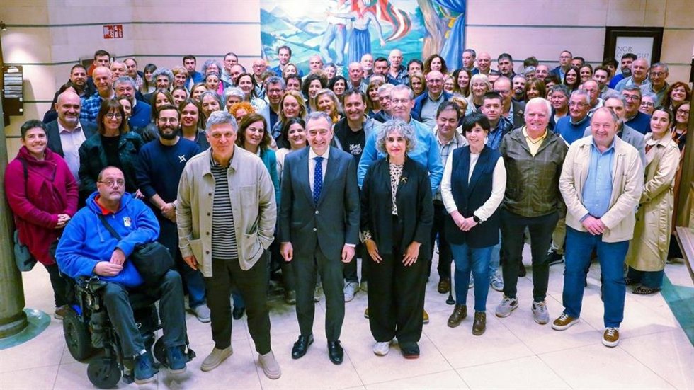 Acto del PNV este pasado lunes en Sabin Etxea, en Bilbao, de más de 150 personas, encabezadas por el presidente del EBB, Aitor Esteban